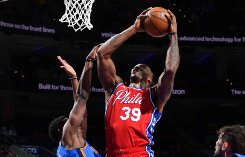  雪域暴熊队对阵庐州雪豹队，板球联赛险胜，内线统治篮板——外援联手发威