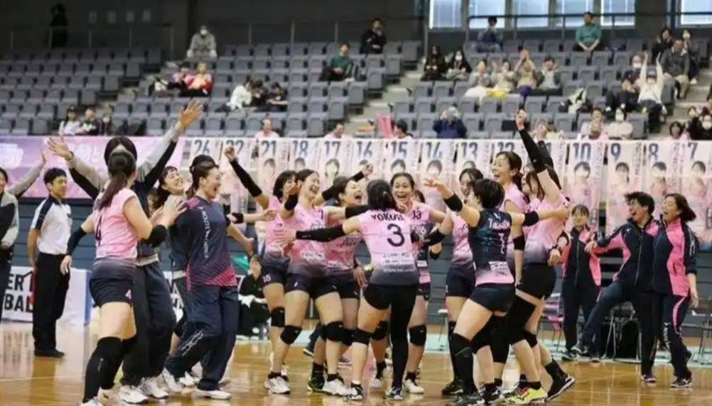 蜂鸟竞技-橄榄球赛场再起风云：关东鲨队队小胜陇右独角兽队，脚步移动更到位年轻人站出来了(腰旗橄榄球四分卫)