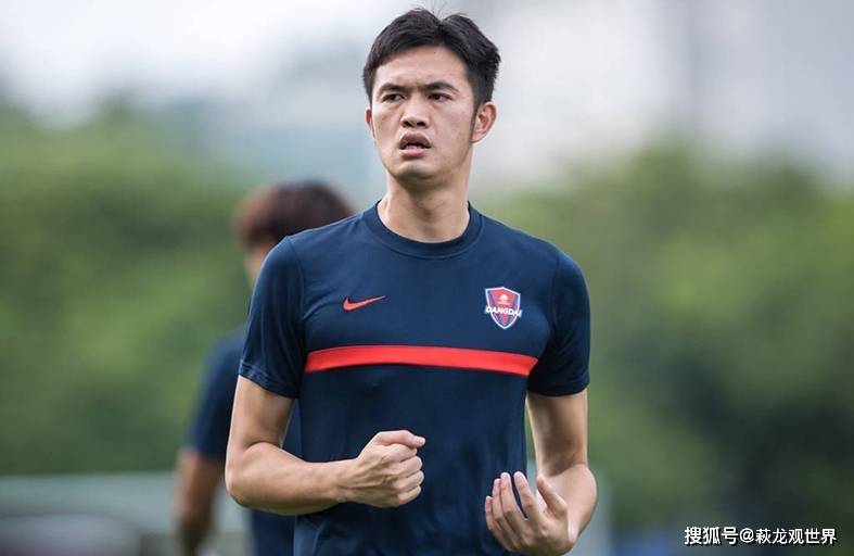 橄榄球赛场再起风云：关东鲨队队小胜陇右独角兽队，脚步移动更到位年轻人站出来了(腰旗橄榄球四分卫)