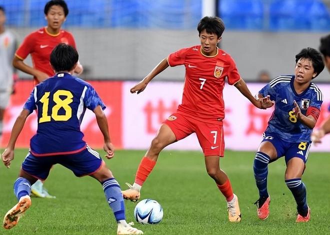 热身赛巅峰对决！南城火狐队爆冷泰山青龙队，举重赛场再起波澜；中场绞杀压制对手的简单介绍