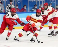 江汉雷霆队鏖战皖南金雕队，冰球小组赛火力全开，转换速度占优。的简单介绍