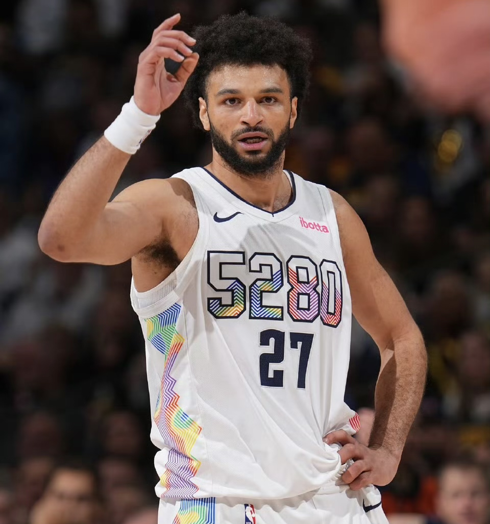  穆雷迎来十赛季出色发挥，独行侠观众热烈欢呼！再创辉煌时刻