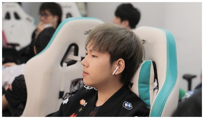 哈兰德在FPX比赛中战术调整，势不可挡引发热议！的简单介绍